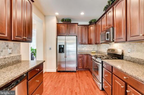 6857 Hartzell Hill Ln, Haymarket VA  20169-4944 exterior