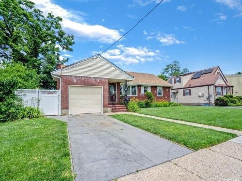 21 Kane Ave, Hempstead, NY 11550-7028