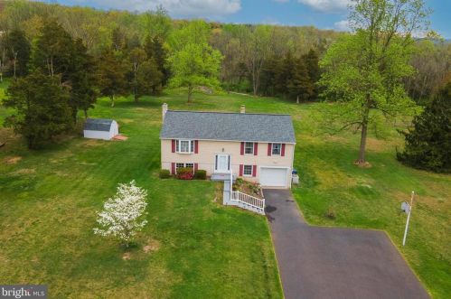 1822 Old Sumneytown Pike, Harleysville PA  19438-1129 exterior