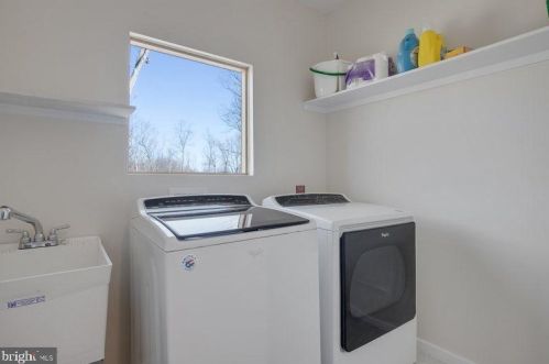 39744 Mount Gilead Rd, Leesburg VA 20175-6712 exterior