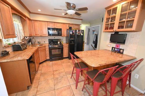 124 Litchfield Ave, Floral Park, NY 11003-2716