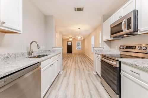 8708 Dittmar Oaks Dr, Austin TX  78748-6586 exterior