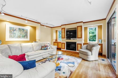 1483 Buck Crk Dr, Yardley PA 19067-4053 exterior