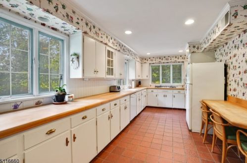 400 Larger Cross Rd, Bedminster NJ  07921-2724 exterior