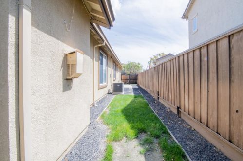 767 Red Barn Pl, Lathrop CA  95330-8975 exterior