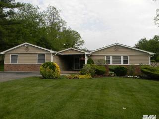 4 Bluff Cir, Hauppauge, NY 11788-3437