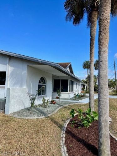 21 Lincoln Ave, Lehigh Acres FL 33936-1454 exterior