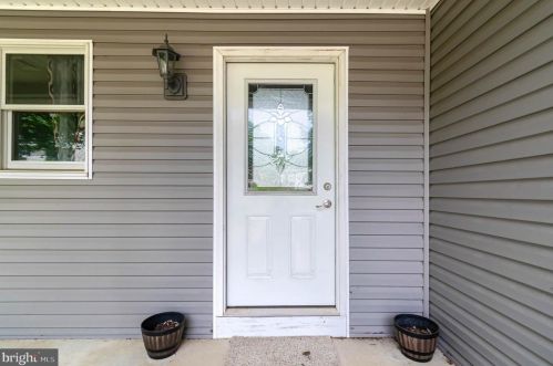 2 Independence Dr, Mount Holly Springs, PA 17065-1035