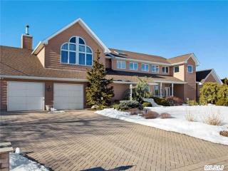3 Buscher Ct, Brookhaven, NY 11719-9724
