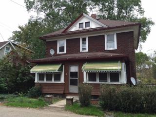 128 Erie Ave, Hartville, OH 44632-9079