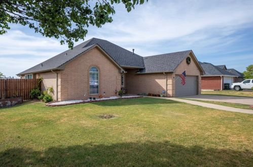 145 Point Dr, Krum, TX 76249-5309