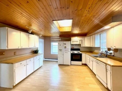 9 Cecile St, Lincoln RI  02865-3209 exterior