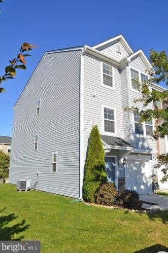 30 New Gate Ct, Falling Waters WV  25419-9418 exterior