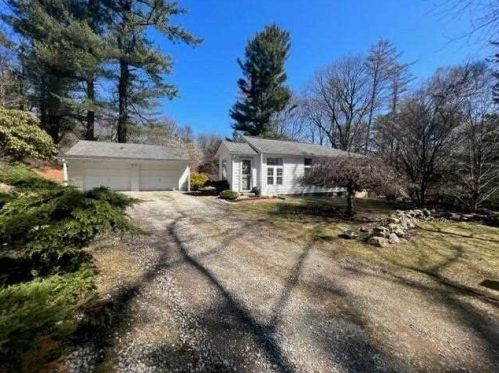 91 Barrett Hill Rd, Mahopac, NY 10541-2503