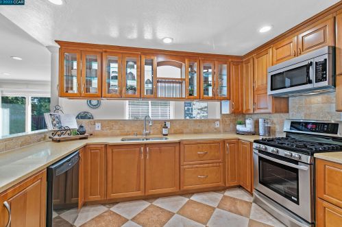 11655 Betlen Dr, Pleasanton CA  94568-2715 exterior