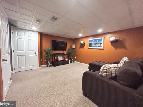 324 Glenn Rose Cir, Norristown PA 19406-1783 exterior