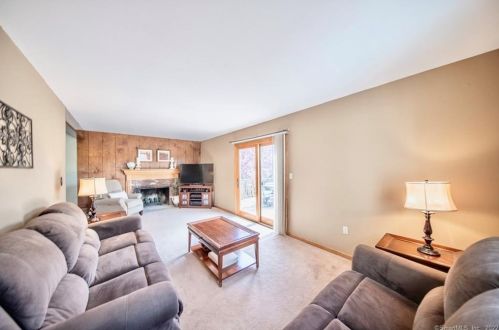 7 Edgewood Dr, Middletown CT 06457-3508 exterior