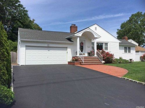 19 Earl Ave, Northport, NY 11768-2040