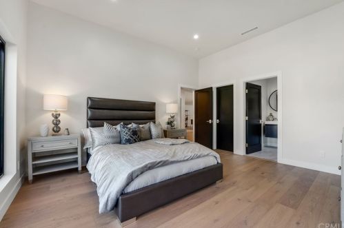 4709 Norwich Ave, Van Nuys CA  91403-2017 exterior