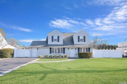 354 Pin Oak Ln, Westbury, NY 11590-1920