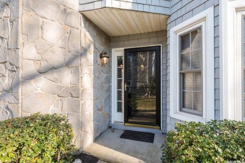 129 Lakebridge Dr, San Remo, NY 11754-3952