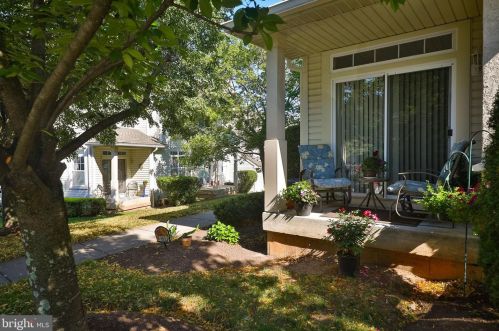 815 Dresher Woods Dr, Dresher, PA 19025-1528