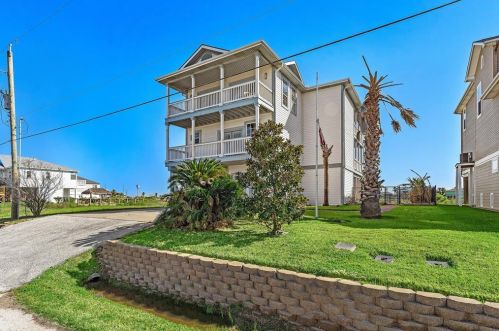 710 93rd St, Galveston, TX 77554-7186