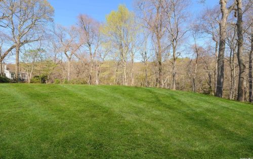 20 Valley Rd, Matinecock, NY 11560-2603