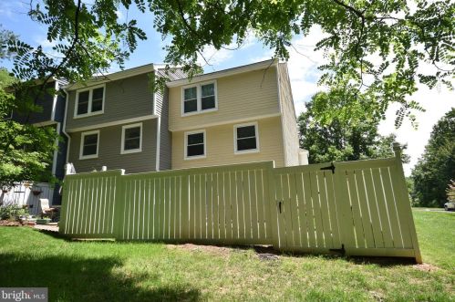 1630 Poplar Grove Dr, Herndon VA  20194-1738 exterior