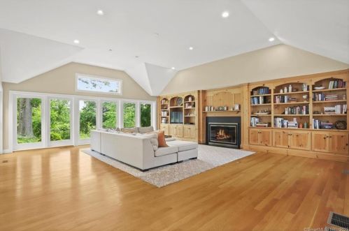 149 Emery Dr, Stamford, CT 06902-2035