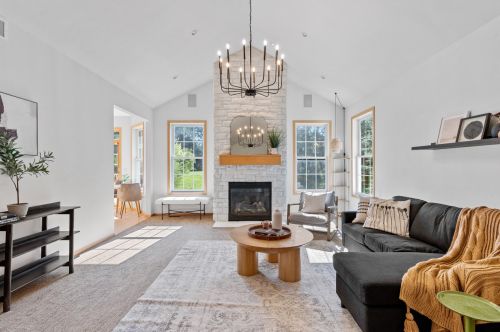 7625 Kings Crossing Way, Thiensville, WI 53097-1936