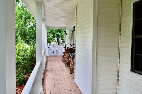 2 Drake Ln, White Plains NY  10607-2215 exterior