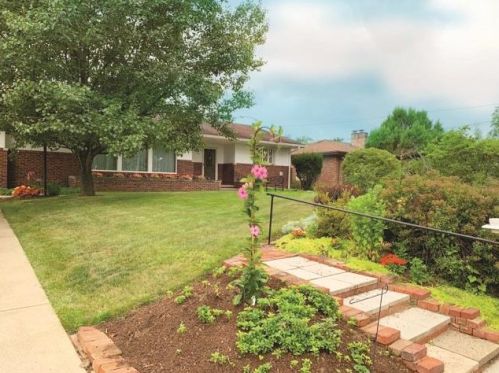 255 Oakridge Dr, New Kensington, PA 15068-3622