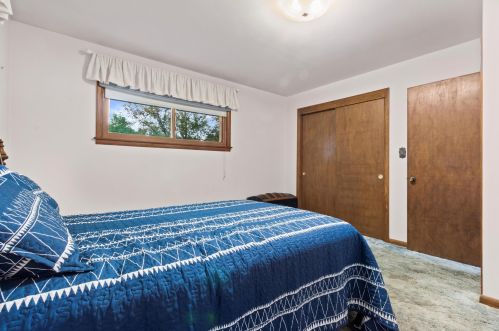 5830 Lakeview Dr, Greendale WI 53129-1937 exterior