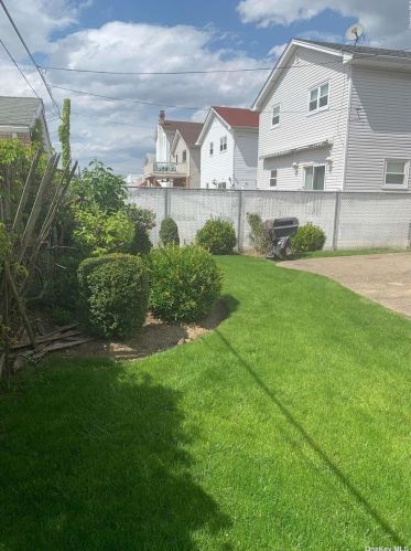163-40 90th St, Jamaica, NY 11414-1329