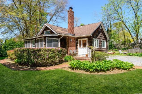 69 24th St, Huntington Station, NY 11746-3703