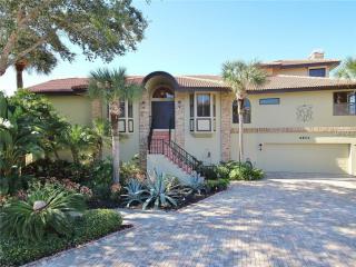 2873 Seabreeze Dr, Saint Petersburg, FL 33707-3931