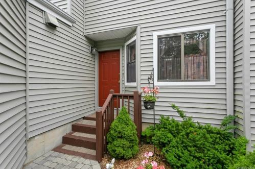 122 Hunter Ln, Crotonville, NY 10562-7007