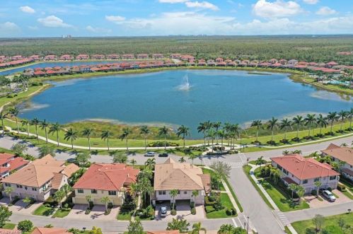 1423 Santiago Cir, Naples, FL 34113-2303