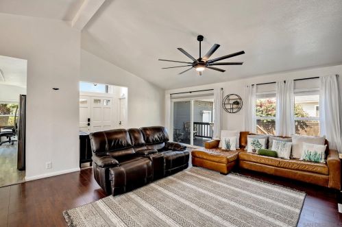 2341 Mapleleaf Dr, Vista, CA 92081-8628