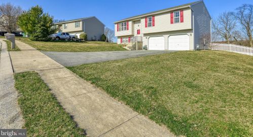 130 Overview Cir, Red Lion, PA 17356-8902