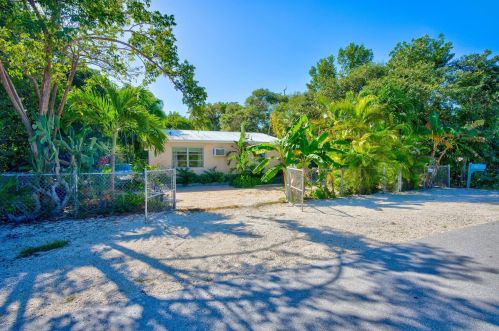 29284 Coconut Palm Dr, Summerland Key, FL 33043-6011