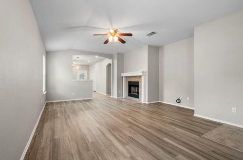 105 Rodeo Cv, Uhland, TX 78640-5577