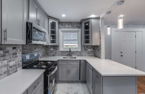 225-15 Murdock Ave, Jamaica, NY 11429-1312