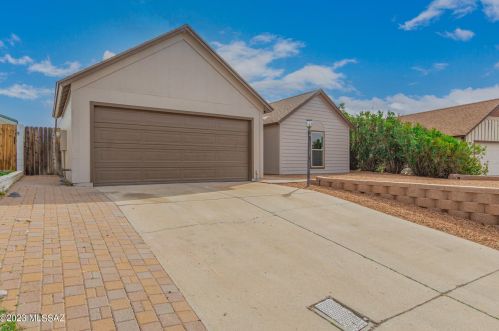 8650 Holly Brook Ave, Tucson, AZ 85742-9199
