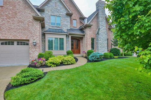 6571 Carriage Hill Ln, Cincinnati, OH 45243-2450