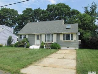 276 29th St, North Lindenhurst, NY 11757-3615