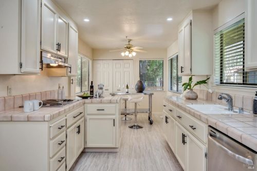 41 Fountain Grove Cir, Fairfield CA  94558-2483 exterior