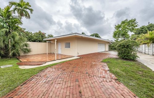 60 Olive Dr, Hialeah FL  33010-5212 exterior