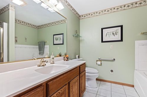 7522 Mequon Square Dr, Thiensville WI  53092-8528 exterior